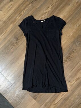 GAP Black Crewneck Tee with Subtle Logo Tag